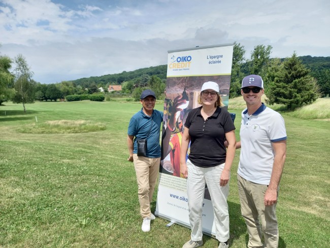 De gauche à droite : Bruno Ralay-Ranaivo et Valérie Utz-Kumar, respectivement président et trésorière de l'association de soutien Oikocredit IFO, et Benjamin Etchemendy, Directeur du golf de Verrières-le-Buisson. De gauche à droite : Bruno Ralay-Ranaivo et Valérie Utz-Kumar, respectivement président et trésorière de l'association de soutien Oikocredit IFO, et Benjamin Etchemendy, Directeur du golf de Verrières-le-Buisson.